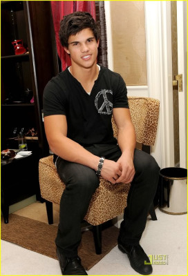 photo 28 in Taylor Lautner gallery [id288679] 2010-09-20 00:00:00