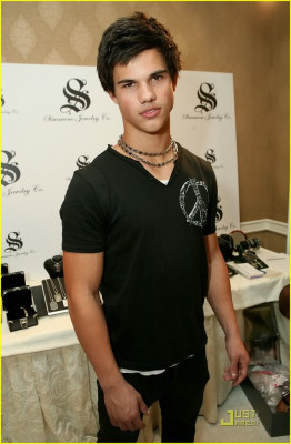 photo 3 in Taylor Lautner gallery [id288674] 2010-09-20 00:00:00