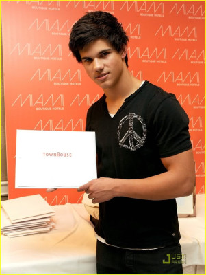 photo 26 in Lautner gallery [id288681] 2010-09-20 00:00:00