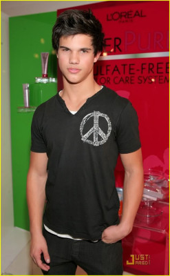 photo 24 in Taylor Lautner gallery [id288684] 2010-09-20 00:00:00