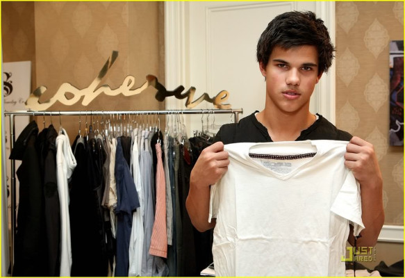 photo 16 in Taylor Lautner gallery [id288696] 2010-09-20 00:00:00