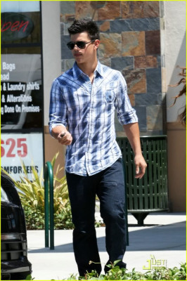 photo 16 in Taylor Lautner gallery [id290781] 2010-09-27 00:00:00