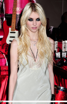 Taylor Momsen pic #883554
