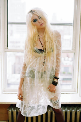 photo 3 in Taylor Momsen gallery [id269394] 2010-07-08 00:00:00