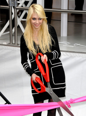 photo 20 in Taylor Momsen gallery [id249210] 2010-04-16 00:00:00