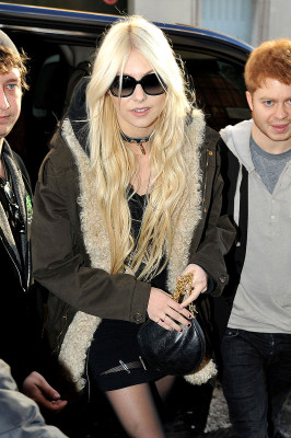 photo 15 in Taylor Momsen gallery [id315806] 2010-12-15 00:00:00