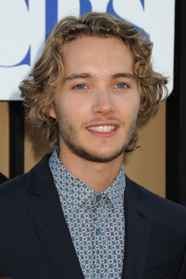 Toby Regbo  pic #715691