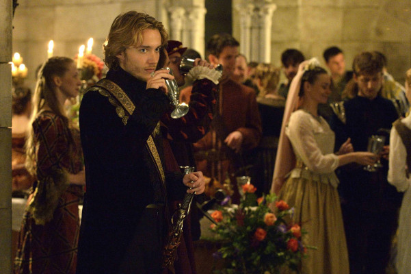 Toby Regbo  pic #711415
