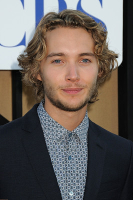 Toby Regbo  pic #718309