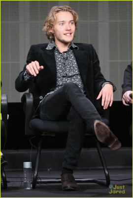 Toby Regbo  pic #708574