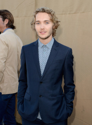 Toby Regbo  pic #715699