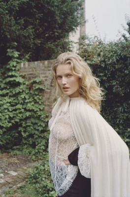 Toni Garrn pic #1300037