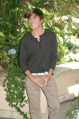 photo 25 in Zac Efron gallery [id193000] 2009-11-03 00:00:00