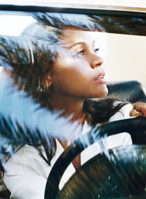Zoe Saldana pic #781327