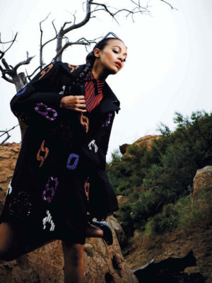 Zoe Saldana pic #390579