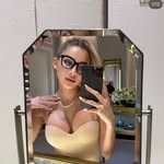 Alexa Dellanos Instagram Icon