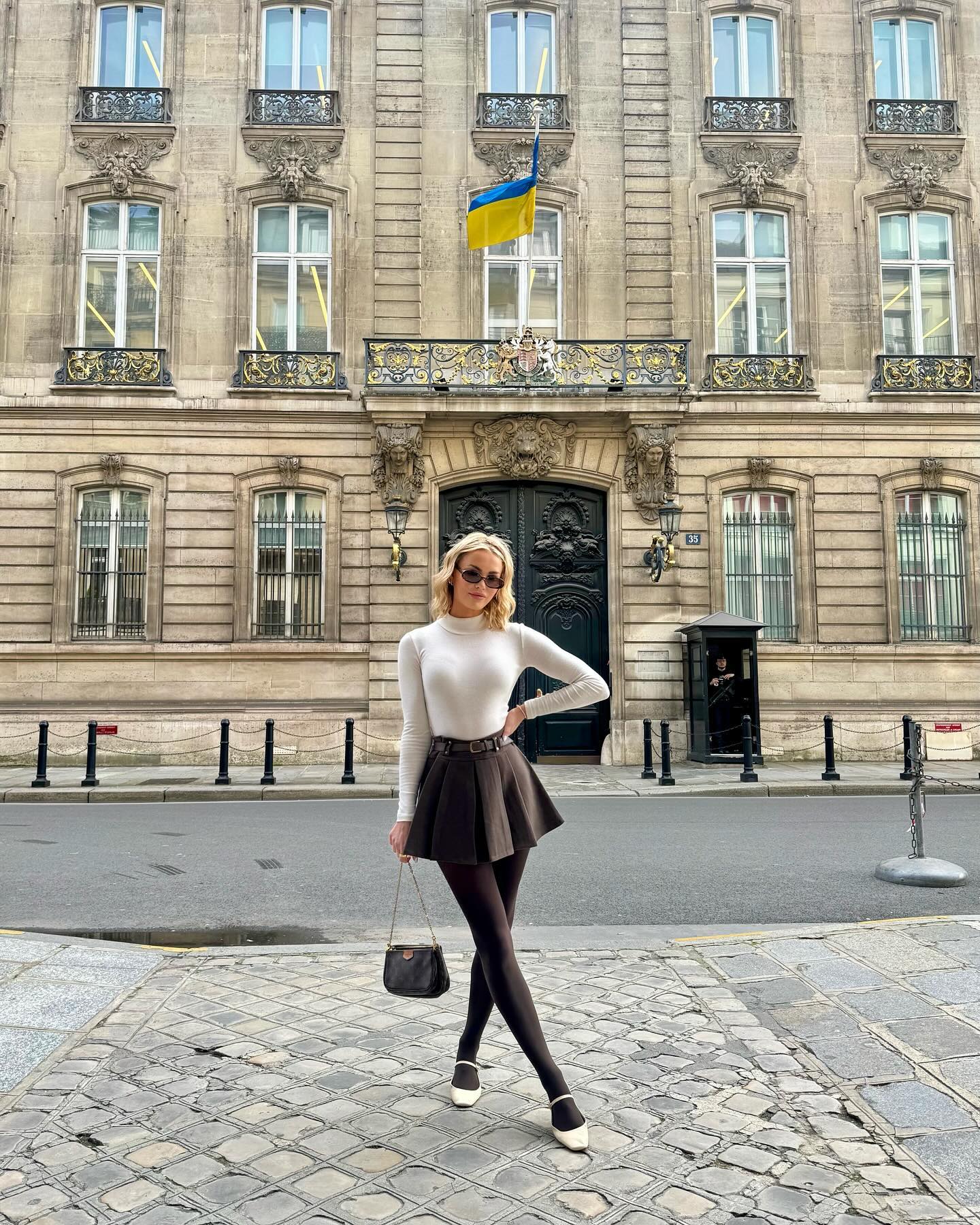 Cassandre Davis' Instagram: A Visual Treat - 6j07atc